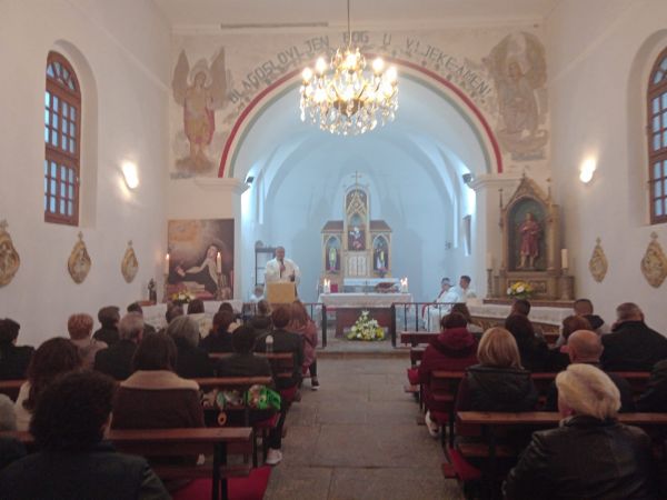 Misa u čast sv. Tereziji Avilskoj u Bužimu: Svijeće i molitve za branitelje