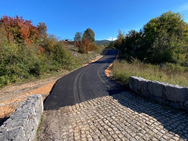 Nastavlja se obnova cesta na području Lovinca - u tijeku radovi na obnovi ceste Muntanja - Sedlo - Smokrić