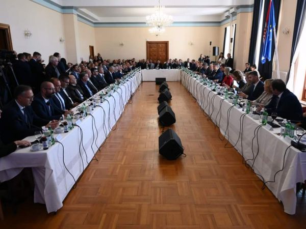 Održan sastanak Otočnog vijeća: 8,5 milijuna eura dodjeljeno Ličko-senjskoj županiji za projekte u Novalji