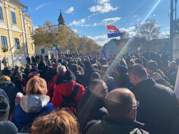 Vukovarska kolona sjećanja nikad brojnija: Iz Ličko-senjske županije stiglo više od 500 ljudi