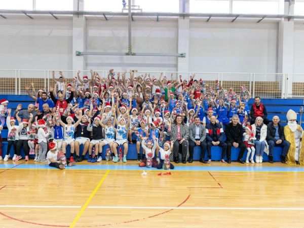 U Otočcu održan božićni turnir u košarci, Ličko-senjska županija školi darovala mobilni defibrilator