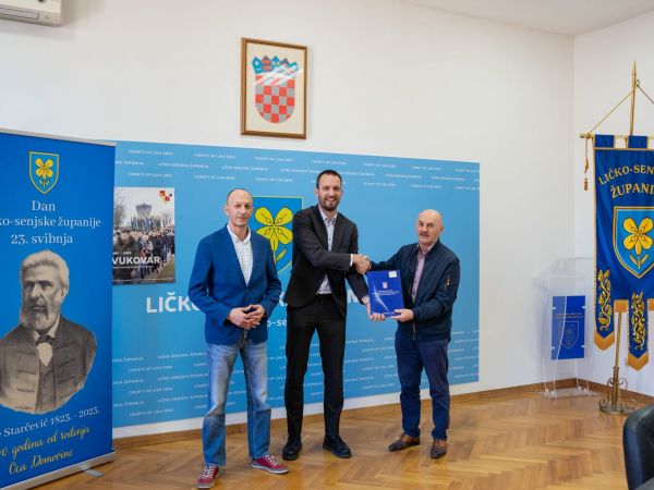 Ministar Erlić posjetio Gospić i Lovinac te u pratnji župana Petryja najavio nove razvojne projekte