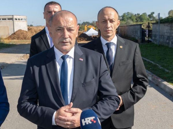 Ministar Medved na otkrivanju spomenika hrvatskim braniteljima u Brlogu
