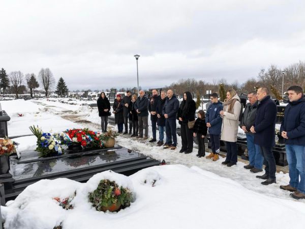 Župan Petry sa suradnicima odao počast Milanu Koliću, dugogodišnjem gradonačelniku Gospića i županu Ličko-senjske županije