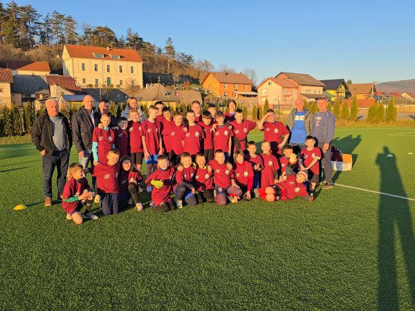 Župan Petry dodijelio NK Otočcu 200 majica za mlađe uzraste