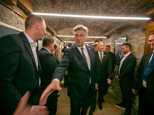 Premijer Plenković obišao novouređene prostorije Ličko-senjske županije