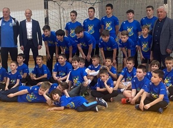 Ličko-senjska županija - Rukometnom klubu Senj uručena donacija od 120 majica za najmlađe uzraste