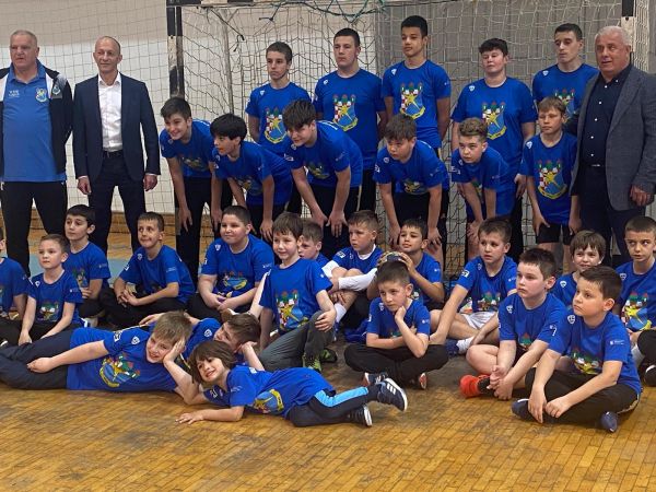 Rukometnom klubu Senj uručena donacija od 120 majica za najmlađe uzraste