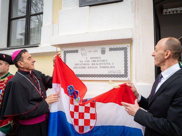 U Gospiću na zgradi Ličko-senjske županije svečano otkrivena Spomen ploča u čast 1100. godina Hrvatskog kraljevstva i krunidbe kralja Tomislava