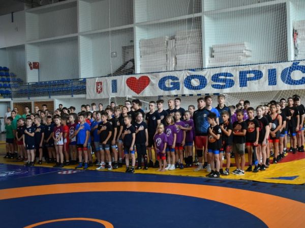 Hrvački klub Gospić doveo više od 200 mladih hrvačica i hrvača na Gospić open