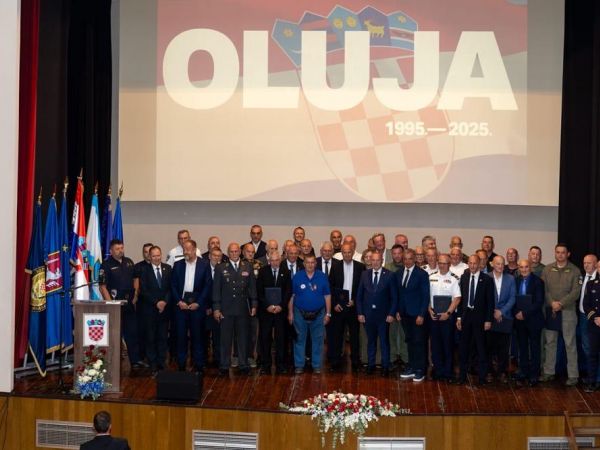 Ministar Medved u Gospiću uručio zahvalnice braniteljskim postrojbama povodom 30. obljetnice Oluje