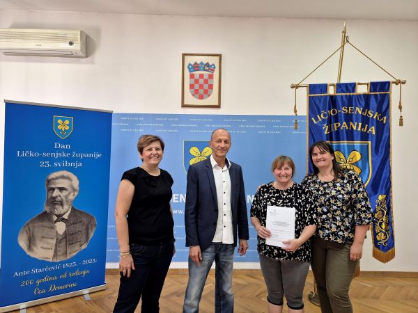 Župan Petry potpisao ugovor između Ličko-senjske županije i Udruge „Pčelice“ vrijedan 28 tisuća eura