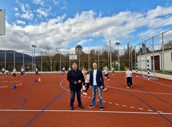Ličko-senjska županija - Završen projekt izgradnje višenamjenskog školskog igrališta u Brinju vrijednog 215.000 eura – župan Petry obišao igralište s načelnikom Fumićem