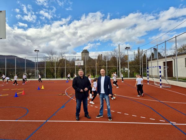 Završen projekt izgradnje višenamjenskog školskog igrališta u Brinju vrijednog 215.000 eura – župan Petry obišao igralište s načelnikom Fumićem Završen projekt izgradnje višenamjenskog školskog igrališta u Brinju vrijednog 215.000 eura – župan Petry obišao igralište s načelnikom Fumićem