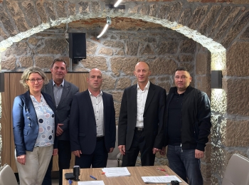 Ličko-senjska županija - Potpisani ugovori vrijedni 952 tisuće eura za prijevoz učenika osnovnih škola u Ličko-senjskoj županiji