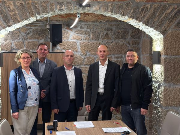 Potpisani ugovori vrijedni 952 tisuće eura za prijevoz učenika osnovnih škola u Ličko-senjskoj županiji