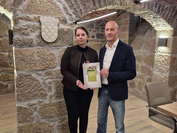 U Ličko-senjskoj županiji predstavljena publikacija „Zbornik sažetaka 3. Kongresa eko i održivog turizma“ U Ličko-senjskoj županiji predstavljena publikacija „Zbornik sažetaka 3. Kongresa eko i održivog turizma“