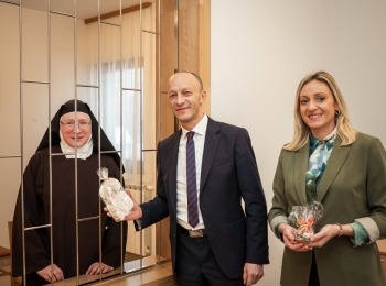 Ličko-senjska županija - Župan Petry posjetio Samostan Presvetog Srca Isusova klauzurnih sestara karmelićanki u Gospiću