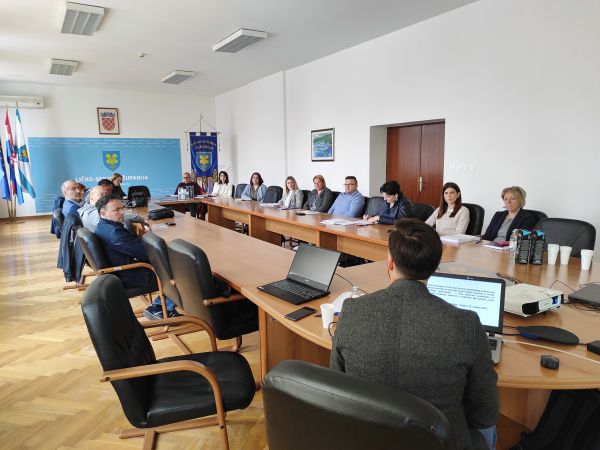 U TIJEKU PRIPREME ZA UGOVORANJE JAVNE USLUGE ŽUPANIJSKOG AUTOBUSNOG PRIJEVOZA PUTNIKA NA PODRUČJU LIČKO-SENJSKE ŽUPANIJE