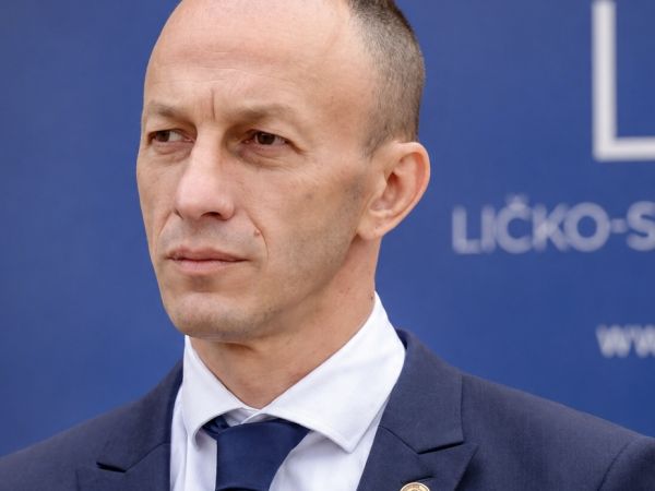 REAGIRANJE ERNESTA PETRYJA ŽUPANA LIČKO-SENJSKE ŽUPANIJE NA NEISTINITO IZNESENE TVRDNJE OD STRANE ZASTUPNIKA TROSKOTA REAGIRANJE ERNESTA PETRYJA ŽUPANA LIČKO-SENJSKE ŽUPANIJE NA NEISTINITO IZNESENE TVRDNJE OD STRANE ZASTUPNIKA TROSKOTA