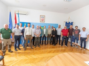 Ličko-senjska županija - Župan Petry potpisao Ugovore s predstavnicima lovačkih udruga i lovozakupcima