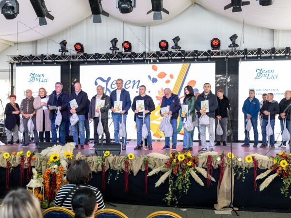 Dodijeljena priznanja najboljim ličkim proizvođačima meda, sira, rakija i zimnice