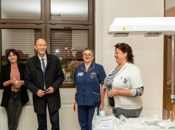 Ličko-senjska županija - Ličko-senjski župan Ernest Petry posjetio Opću bolnicu Gospiću: Nova vrijedna donacija opreme za najmlađe pacijente