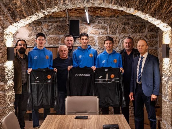 U prostorijama Ličko-senjske županije uručena donacija sportske opreme za NK Plitvice i KK Gospić U prostorijama Ličko-senjske županije uručena donacija sportske opreme za NK Plitvice i KK Gospić