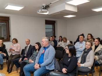 Ličko-senjska županija - Župan Ernest Petry uručio Ugovore o bespovratnim sredstvima: Potpora poduzetnicima Razvojnog centra Ličko-senjske županije za korištenje prostora i opreme