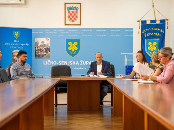 Ličko-senjska županija nastavlja s ulaganjima: Potpisan ugovor za obnovu Osnovne škole u Senju