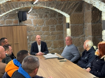 Ličko-senjska županija - Uručeni čekovi za nabavu sportske opreme sportskim udrugama i savezima s područja Ličko-senjske županije