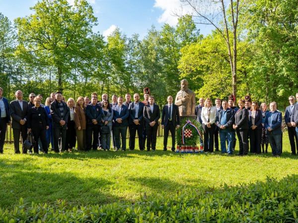 Dostojanstvenim odavanjem počasti započelo obilježavanje Dana Ličko-senjske županije
