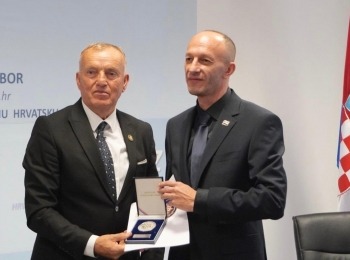 Ličko-senjska županija - Župan Ernest Petry primio Srebrnu plaketu Hrvatskog generalskog zbora
