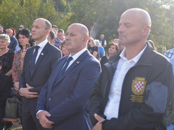 U zaseoku Čorci otkriven spomenik ubijenim civilnim žrtvama Domovinskog rata