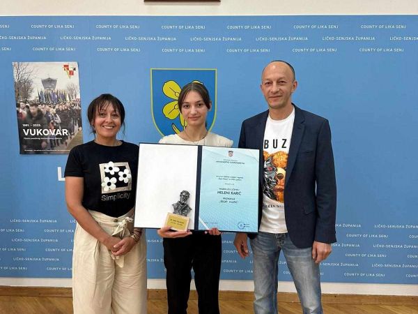 Helena Karić iz Perušića, dobitnica priznanja za najbolju učenicu Strukovnih škola u Hrvatskoj i višestruka državna prvakinja u frizerstvu na prijemu kod župana Petryja