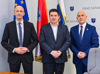 Ličko-senjska županija - Svečano uručen ugovor vrijedan 13,2 milijuna eura za rekonstrukciju i dogradnju južnog lukobrana u Novalji