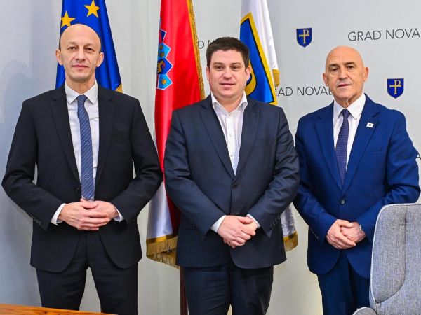 Svečano uručen ugovor vrijedan 13,2 milijuna eura za rekonstrukciju i dogradnju južnog lukobrana u Novalji
