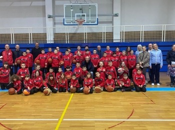 Ličko-senjska županija - Županija i Zajednica sportova donirali trenirke za najmlađe uzraste Košarkaškog kluba Otočac