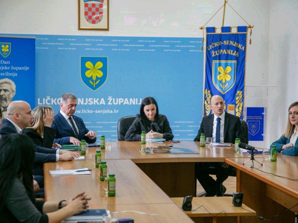 Problem nelegalnog otpada u Gospiću: Ministrica Vučković najavila sanaciju i izmjene zakona, župan Petry naglasio potrebu za kaznenim progonom odgovornih osoba