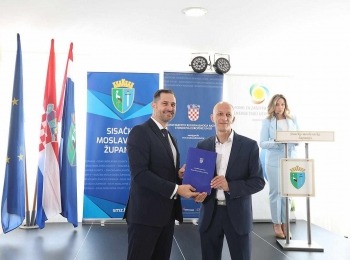 Ličko-senjska županija - Ministar Glavina uručio vrijedan ugovor županu Petryju na sastanku Vlade RH i župana