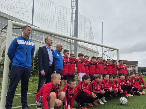 Udruzi „Pokreni se“ i NK Otočac dodijeljena sportska oprema u sklopu programa „Jednake mogućnosti u sportu svima“