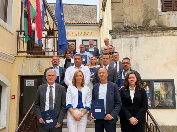 U Senju svečano dodijeljeno 13 ugovora vrijednih ukupno 3,724 milijuna eura iz Programa gospodarske i društvene revitalizacije Like U Senju svečano dodijeljeno 13 ugovora vrijednih ukupno 3,724 milijuna eura iz Programa gospodarske i društvene revitalizacije Like