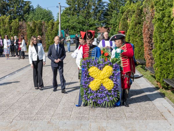 Zapaljene svijeće za poginule hrvatske branitelje