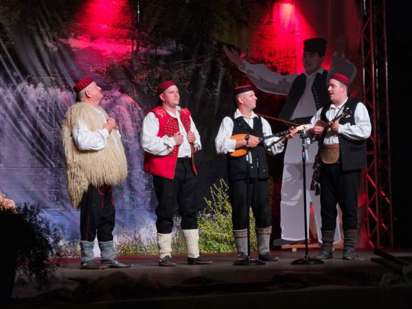 Pobjednici jubilarne 10. Slunjske večeri bećarca su članovi muške pjevačke skupine HKUD-a “Široka Kula”