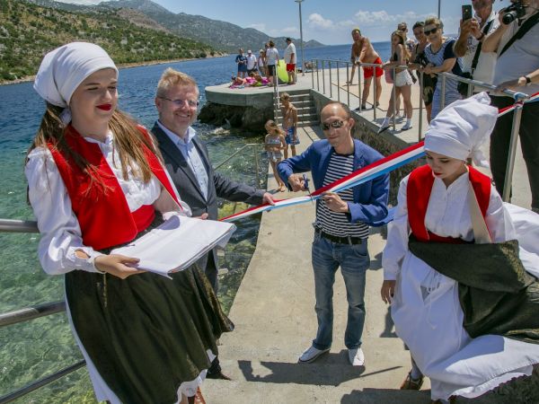 Svečano otvorena novouređena gradska plaža u Karlobagu