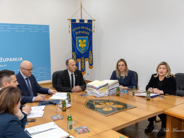 Novi korak u obnovi zgrada i upravljanju državnom imovinom: ministar Bačić posjetio Ličko-senjsku županiju i održao sastanak sa županom Petryjem