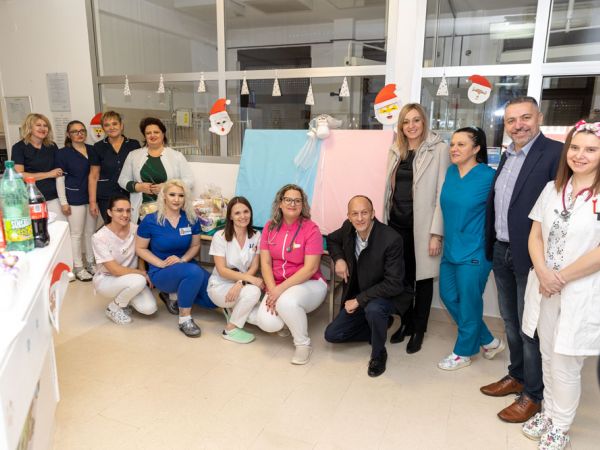 Povodom Svetog Nikole, župan Ernest Petry obišao Dječji odjel Opće bolnice Gospić