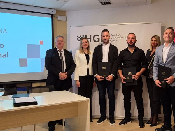 Plaketa Zlatna kuna tvrtkama Calcit Lika iz Gospića, Zlatko-Commerce iz Jezerana i Dren iz Otočca