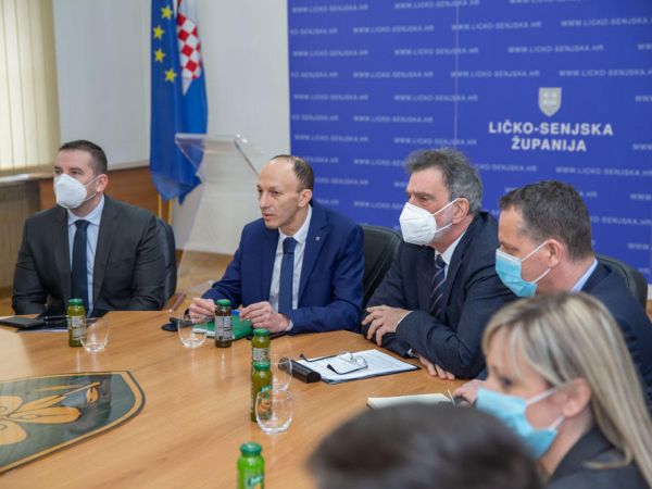 Osnovnim i srednjim školama u Ličko-senjskoj županiji dodijeljeno 1.893.615,24 kuna bespovratnih sredstava za pomoćnike u nastavi