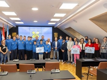 Ličko-senjska županija - Župan Petry uručio nagrade za postignute rezultate Muškog košarkaškog kluba Gospić, zaključeni i ugovori o stipendiranju mladih sportaša